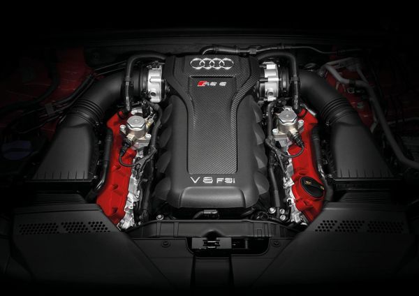 Под капотом RS 5 Cabriolet установлен атмосферный двигатель V8 с непосредственным впрыском топлива FSI