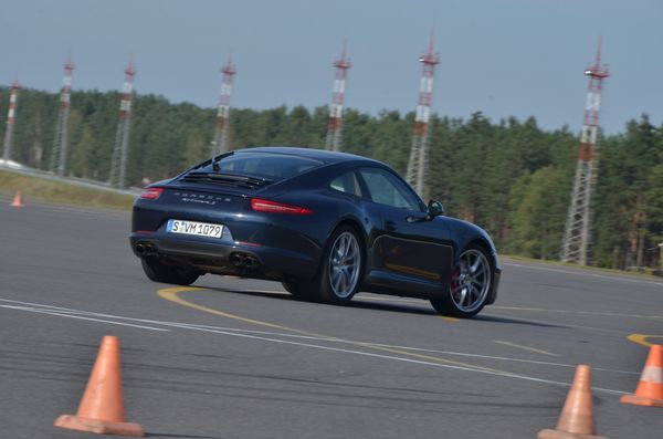 В распоряжение гостей Porsche Road Show были предоставлены семь автомобилей новых моделей 911 Carrera S и Boxster S