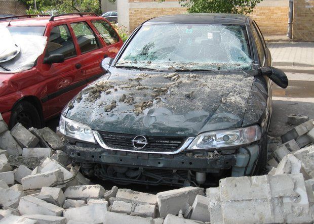 В Бресте на припаркованные автомобили рухнул забор, "закрепленный за исполкомом": серьезно повреждены 5 машин