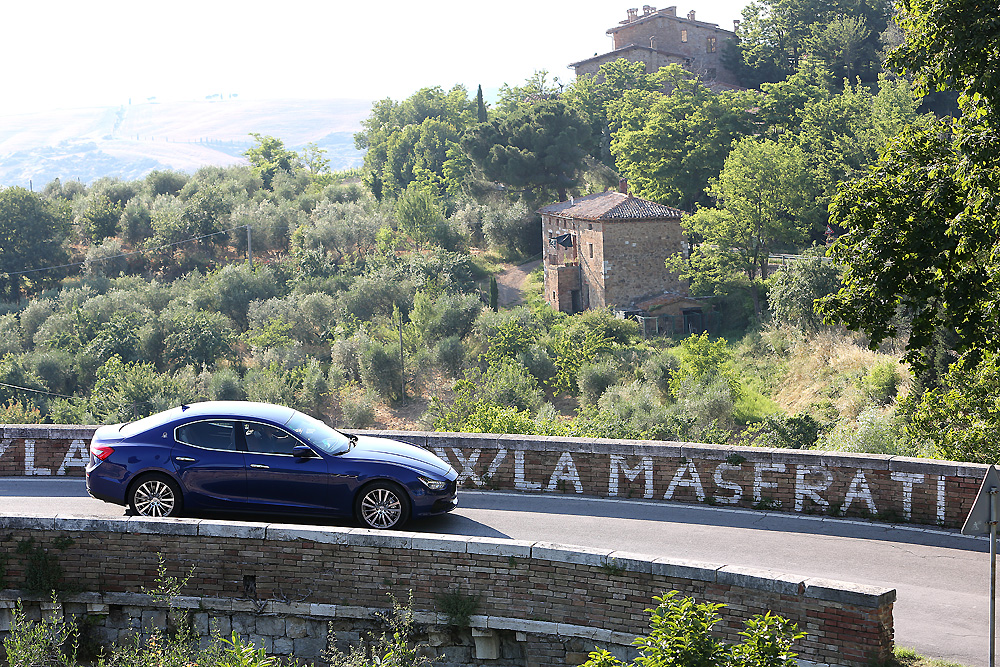 Maserati Ghibli на дороге