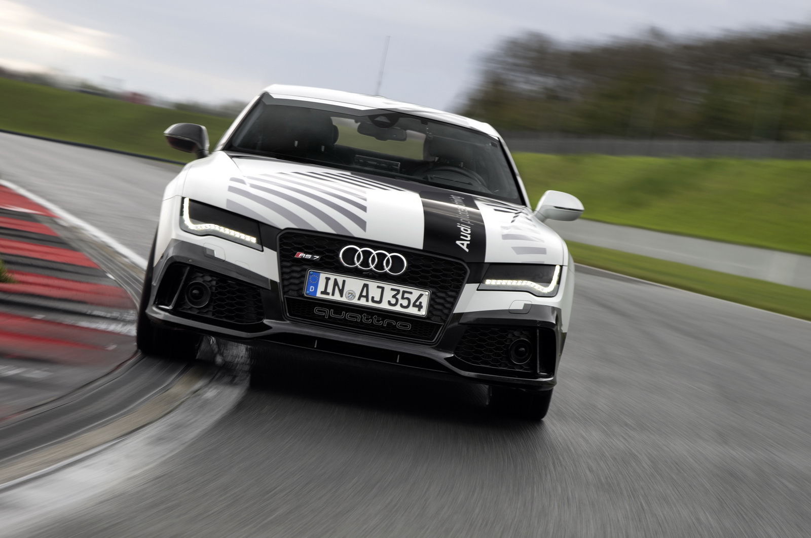 Audi RS7 на треке без водителя: 240 км/час