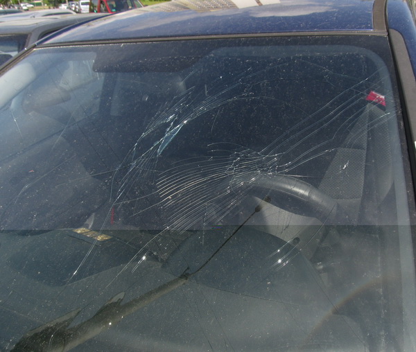 Пьяный мужик разбил стекло в автомобиле