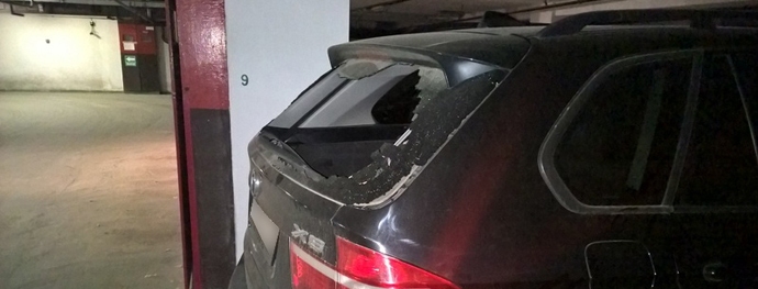 Ревнивица разбила стекло чужой машины