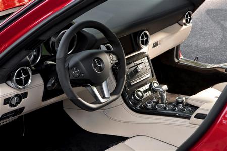 Салон нового Mercedes получил отделку из кожи, алюминия и хрома