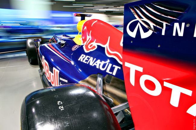 Болид F1 команды Red Bull с мотором RS27