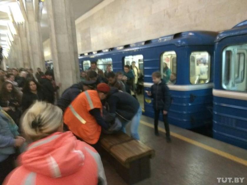 Сегодня метро октябрьская. Происшествие в метро Минск.